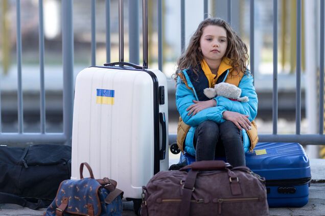Примусові виселення та переповнені центри: місць для українських біженців в країні ЄС майже немає