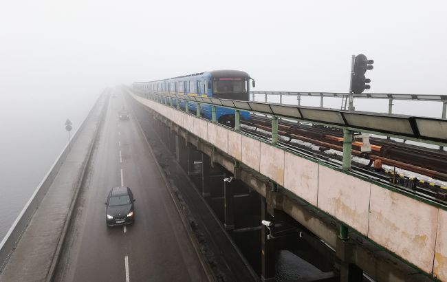 У Києві перекрили міст Метро в обох напрямках: що сталося